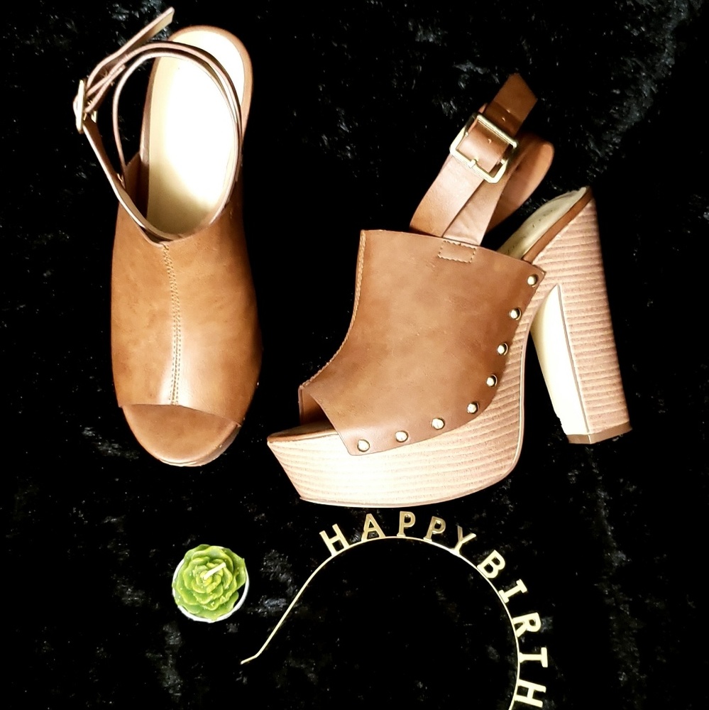 Shoe Dazzle Camel Heel - Size 7